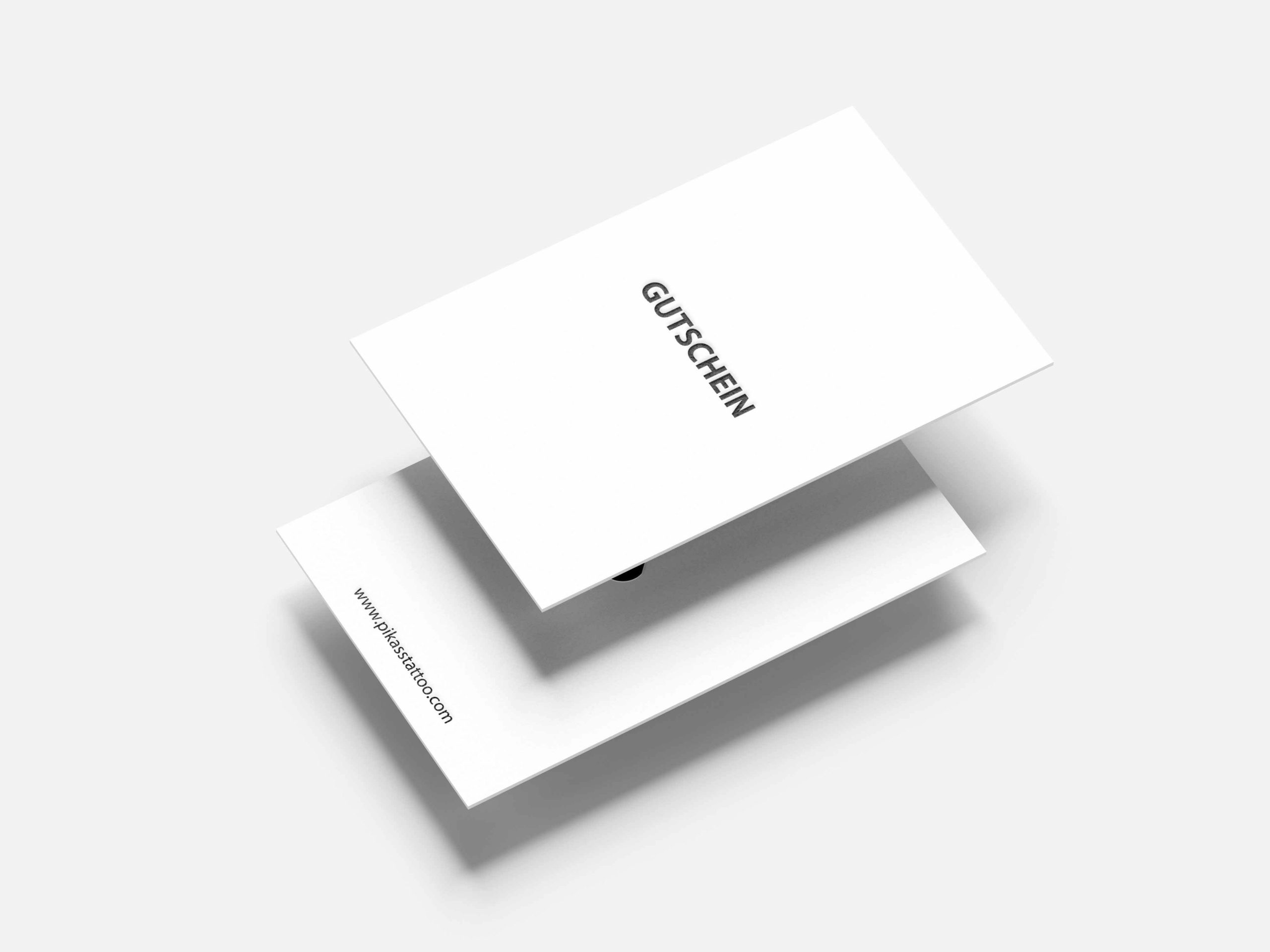 Außenansicht des PIKASS Tattoo-Gutscheins: Gutschein-Karte im neuen Design auf hellem Hintergrund.