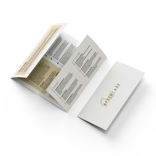 Mockup des PIKASS Aftercare Guides: aufgeklappter Pflege-Guide mit Cover „Aftercare“