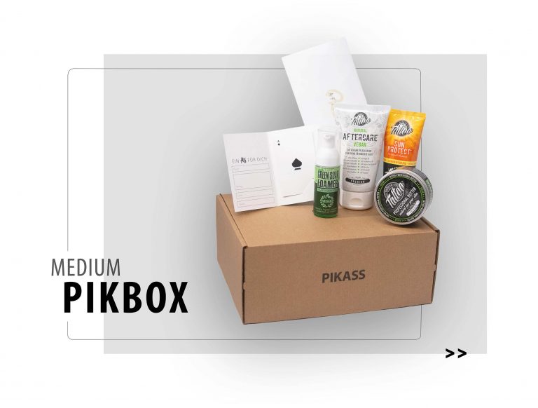 Teaserbild der PIK BOX Medium von PIKASS mit Tattoo-Gutschein, Green Soap Foamer, Aftercare-Creme, Sun Protect, Tattoo Butter und Geschenkbox