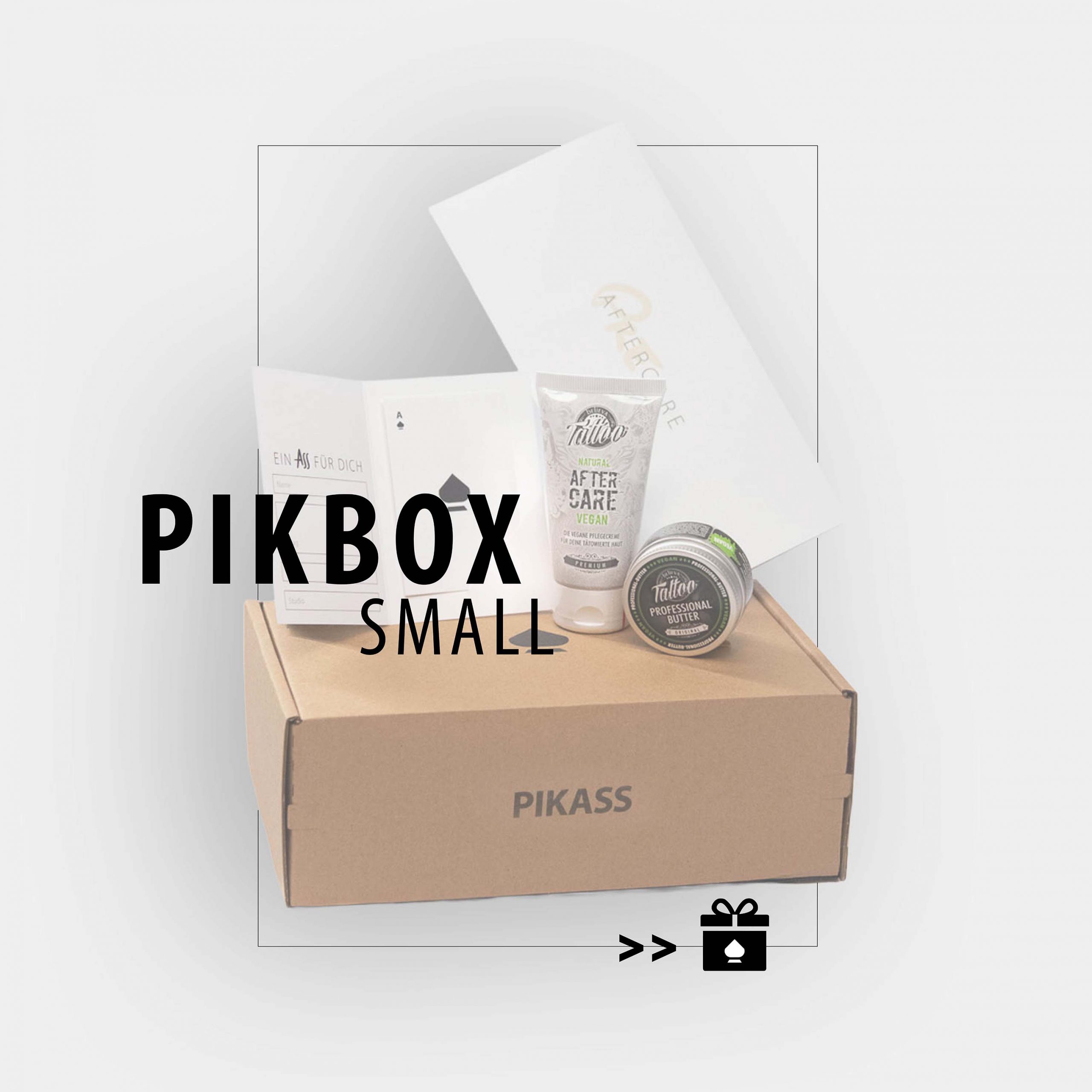 PIKBOX Small von PIKASS mit Tattoo-Gutschein, Believa Aftercare-Creme, Tattoo Butter und Pre- & Aftercare Guide in nachhaltiger Geschenkbox.