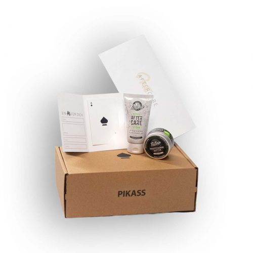 PIKASS Tattoo Geschenkbox S mit frei wählbarem Gutschein und Aftercare-Produkten auf weißem Hintergrund